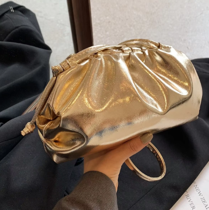 Tasche in Silberoptik ⎜ Glänzende Schultertasche mit Tunnelzug für moderne Party- oder Abendoutfits
