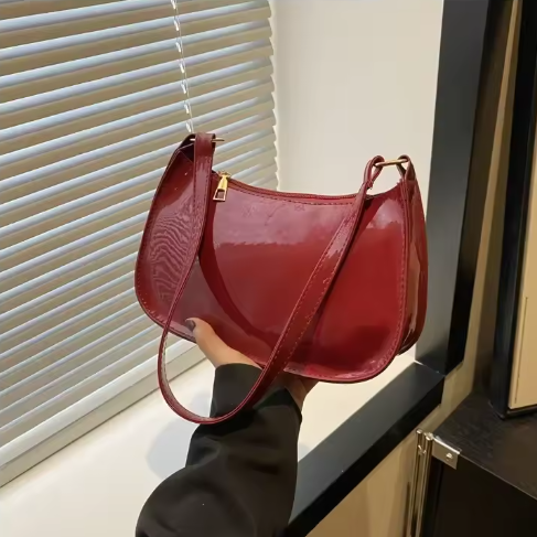 Glänzende Schultertasche für Damen ⎜ Stilvolle Unterarmtasche aus Lackleder für Ausgehen und Alltag
