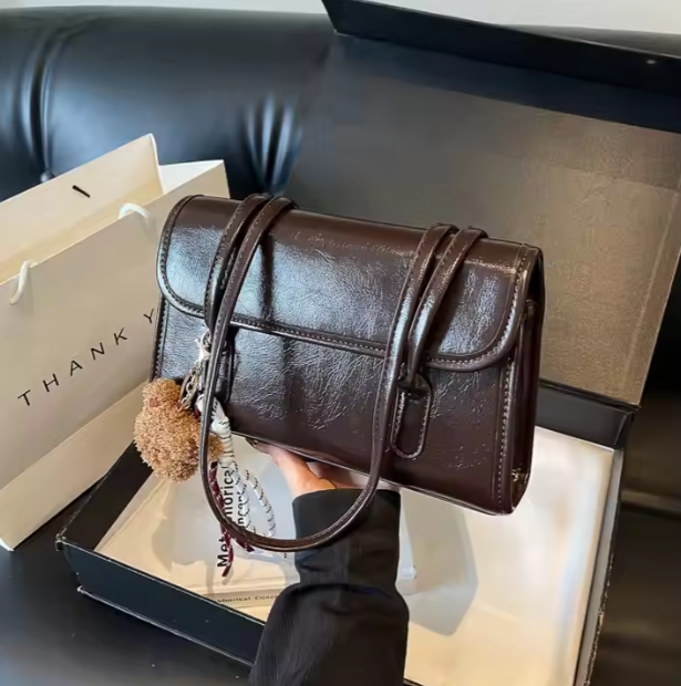 Elegante Umhängetasche für Damen ⎜ Glänzende Ledertasche im kompakten Design mit langem Riemen