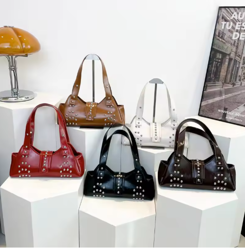 Schultertasche für Damen ⎜ Nietenbesetzte Tasche aus Lackleder mit Street-Style Charakter
