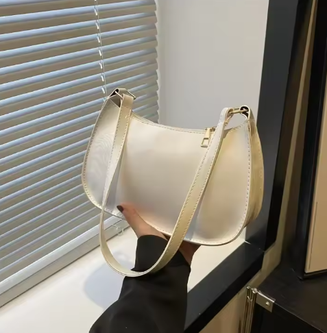 Glänzende Schultertasche für Damen ⎜ Stilvolle Unterarmtasche aus Lackleder für Ausgehen und Alltag