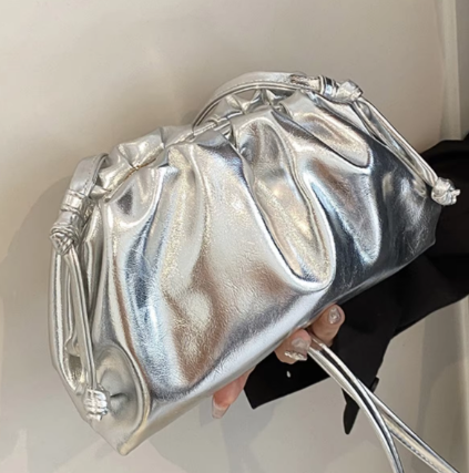 Tasche in Silberoptik ⎜ Glänzende Schultertasche mit Tunnelzug für moderne Party- oder Abendoutfits