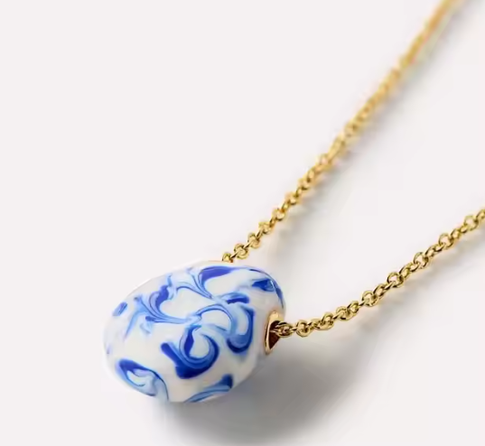 Kette für Damen ⎜ Vergoldete Kette mit Anhänger aus blau-weißer Porzellanoptik für stilvolle Akzente