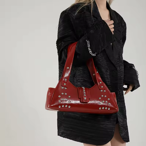 Schultertasche für Damen ⎜ Nietenbesetzte Tasche aus Lackleder mit Street-Style Charakter