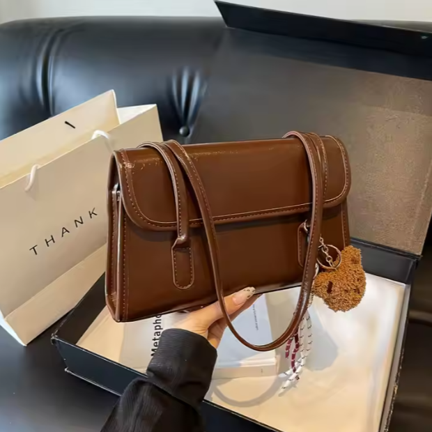 Elegante Umhängetasche für Damen ⎜ Glänzende Ledertasche im kompakten Design mit langem Riemen