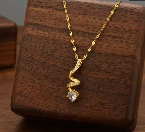 Zarte Damenkette mit Anhänger ⎜ Goldene Kette mit geschwungenem Anhänger und funkelndem Stein für elegante Anlässe