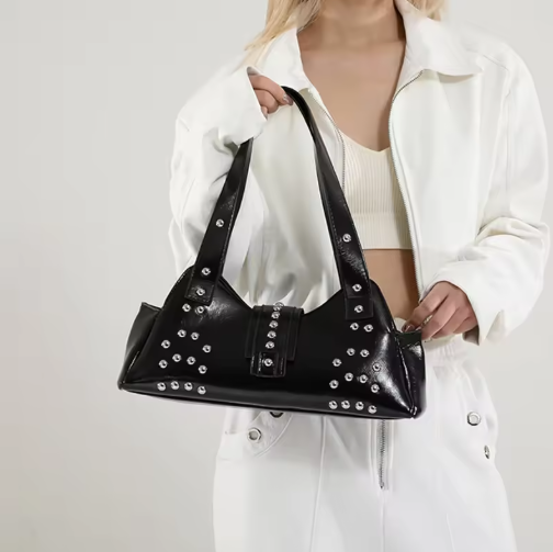 Schultertasche für Damen ⎜ Nietenbesetzte Tasche aus Lackleder mit Street-Style Charakter