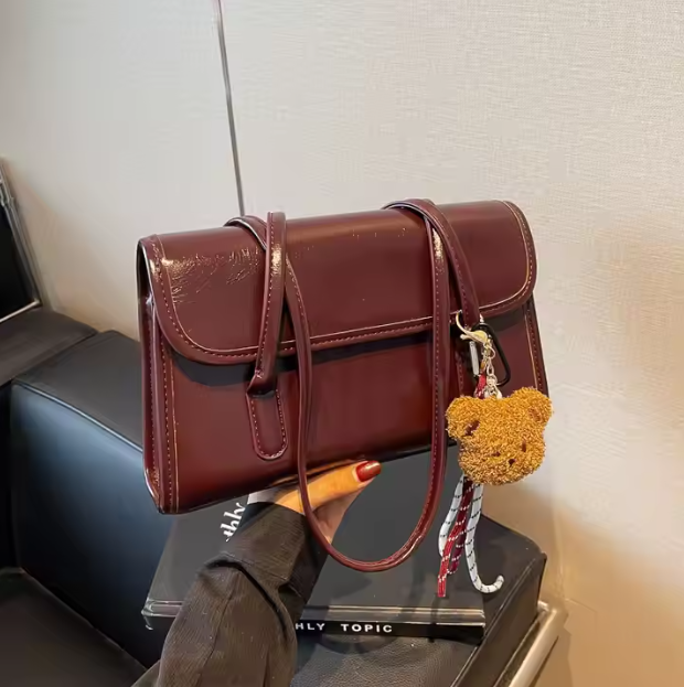 Elegante Umhängetasche für Damen ⎜ Glänzende Ledertasche im kompakten Design mit langem Riemen
