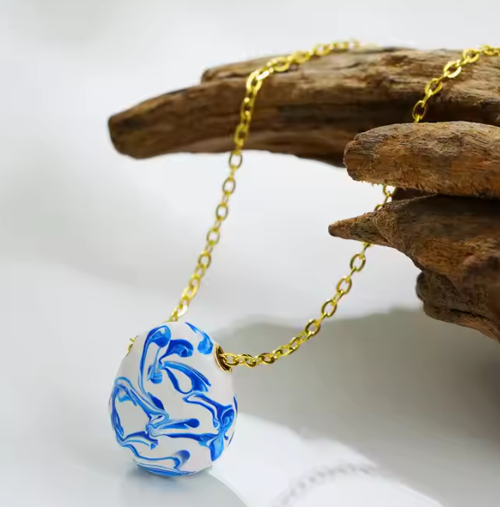 Kette für Damen ⎜ Vergoldete Kette mit Anhänger aus blau-weißer Porzellanoptik für stilvolle Akzente