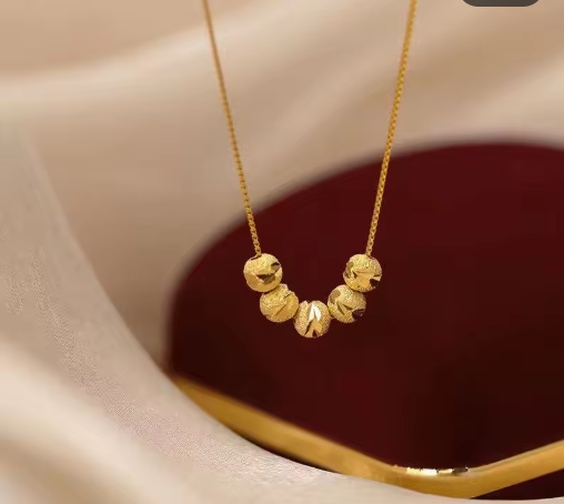 Halskette für Damen ⎜ Vergoldete Kette mit glänzenden Kugelanhängern für stilvolle Alltags- und Business-Looks