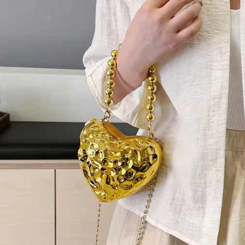 Mini Herz Tasche mit Kette ⎜ Glänzende Umhängetasche in Metalloptik für Partys, Events und Streetstyle
