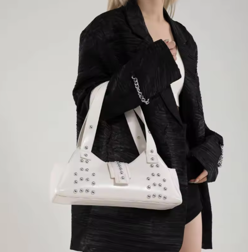 Schultertasche für Damen ⎜ Nietenbesetzte Tasche aus Lackleder mit Street-Style Charakter