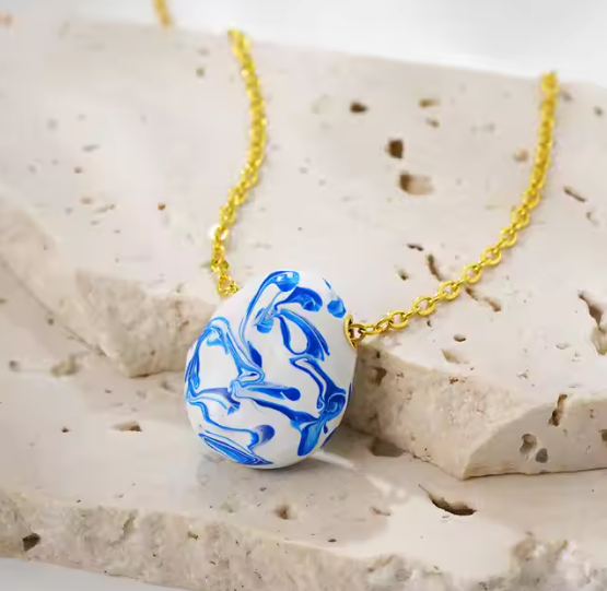Kette für Damen ⎜ Vergoldete Kette mit Anhänger aus blau-weißer Porzellanoptik für stilvolle Akzente