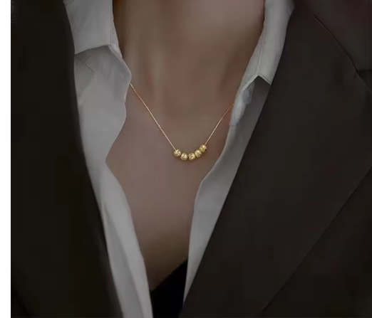 Halskette für Damen ⎜ Vergoldete Kette mit glänzenden Kugelanhängern für stilvolle Alltags- und Business-Looks