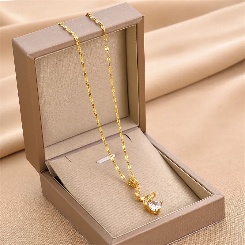 Zarte Damenkette mit Anhänger ⎜ Goldene Kette mit geschwungenem Anhänger und funkelndem Stein für elegante Anlässe