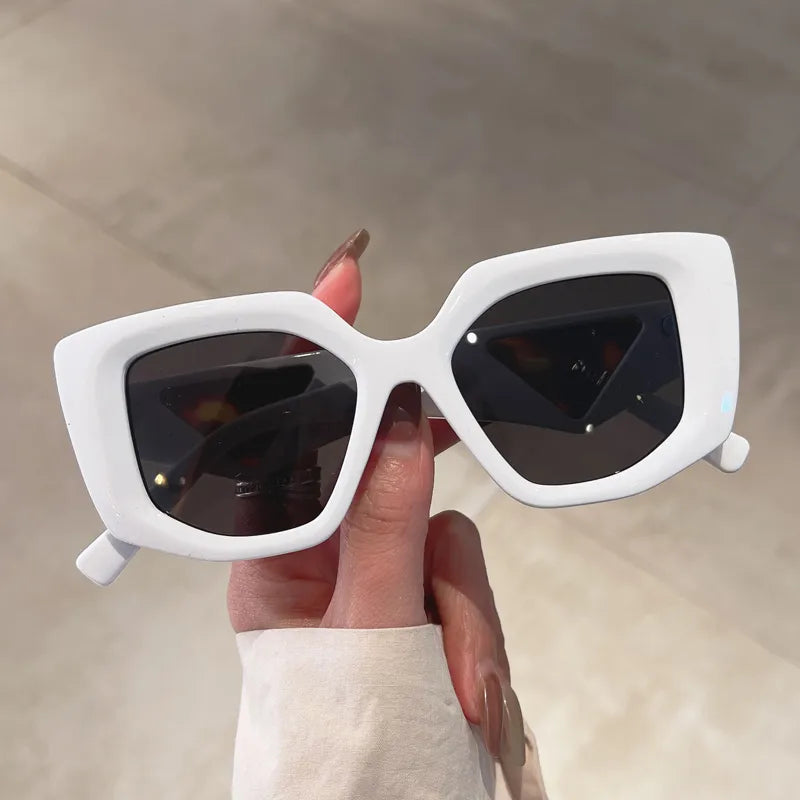 Auffällige Damen-Sonnenbrille im Statement-Look ⎜ Individuell gestylt mit UV-Schutz