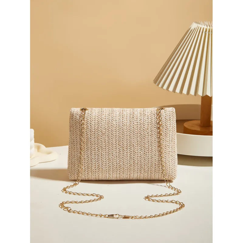 Strohtasche mit Kettenriemen ⎜ Schlichte Damenhandtasche mit Verschlussklappe für Sommer und Freizeit