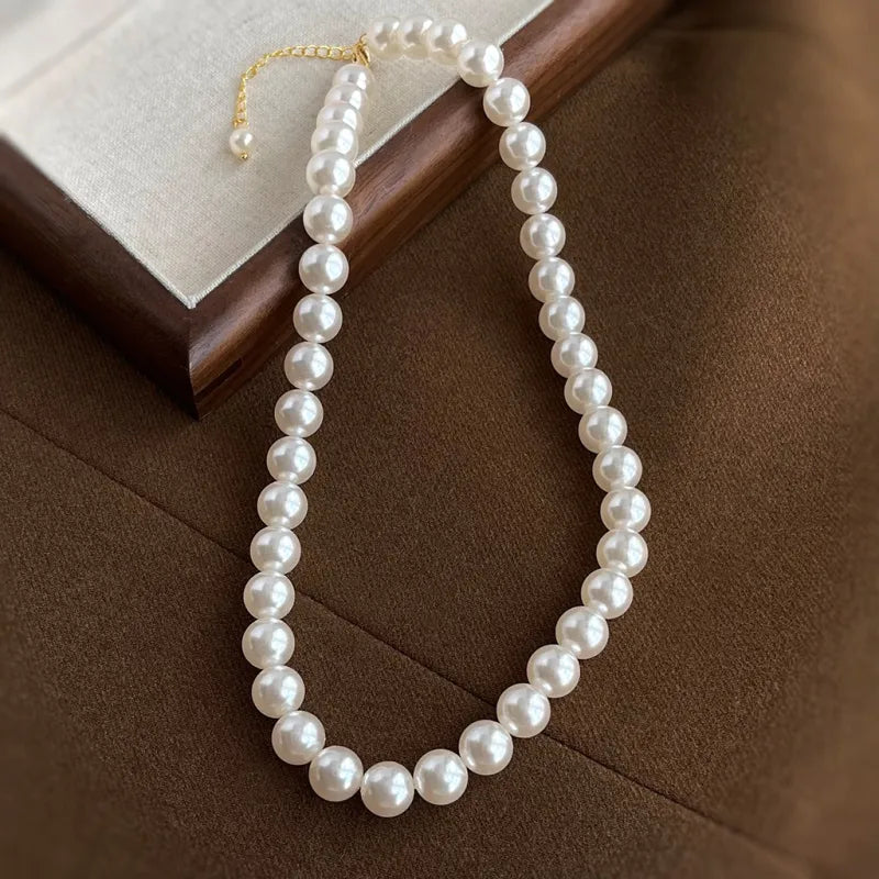 Elegante Damenkette mit weißen Perlen ⎜ Handgefertigte Rundperlenkette für zeitlose Eleganz im Alltag