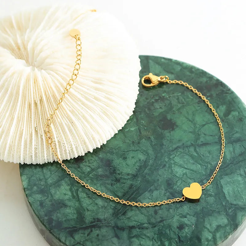 Herzarmband für Damen ⎜ Filigrane vergoldete Kette als liebevolles Accessoire für jeden Anlass