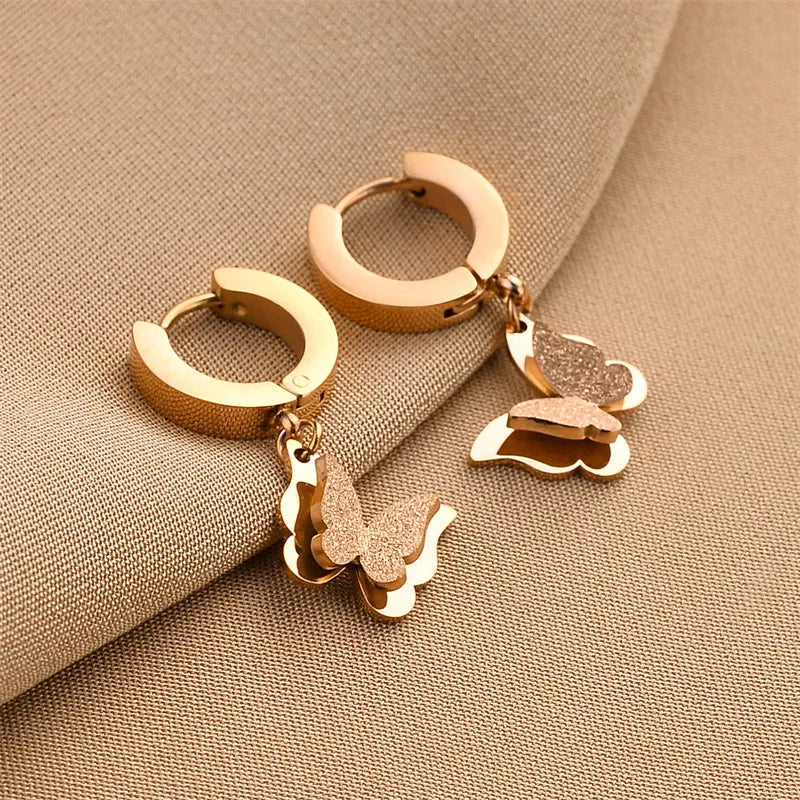 Femininer Ohrschmuck mit Schmetterlingsmotiv ⎜ Zarte Goldoptik für leichte und verspielte Styles