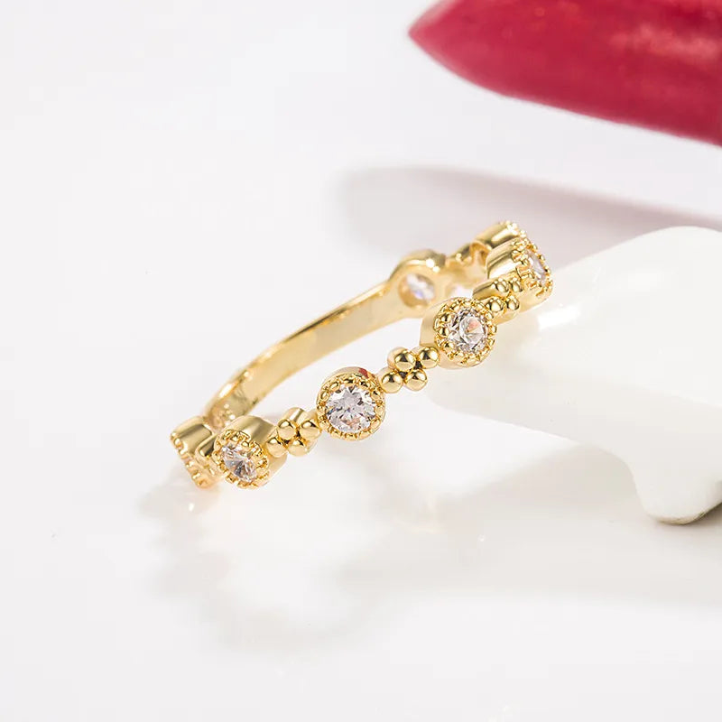 Damenring in Goldoptik mit Zirkonia ⎜ Verspieltes Design mit funkelnden Steinen für elegante und moderne Outfits