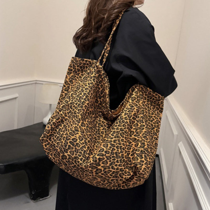 Leopardenmuster Schultertasche ⎜ Lässige Tragetasche mit Retro-Look und auffälligem Print