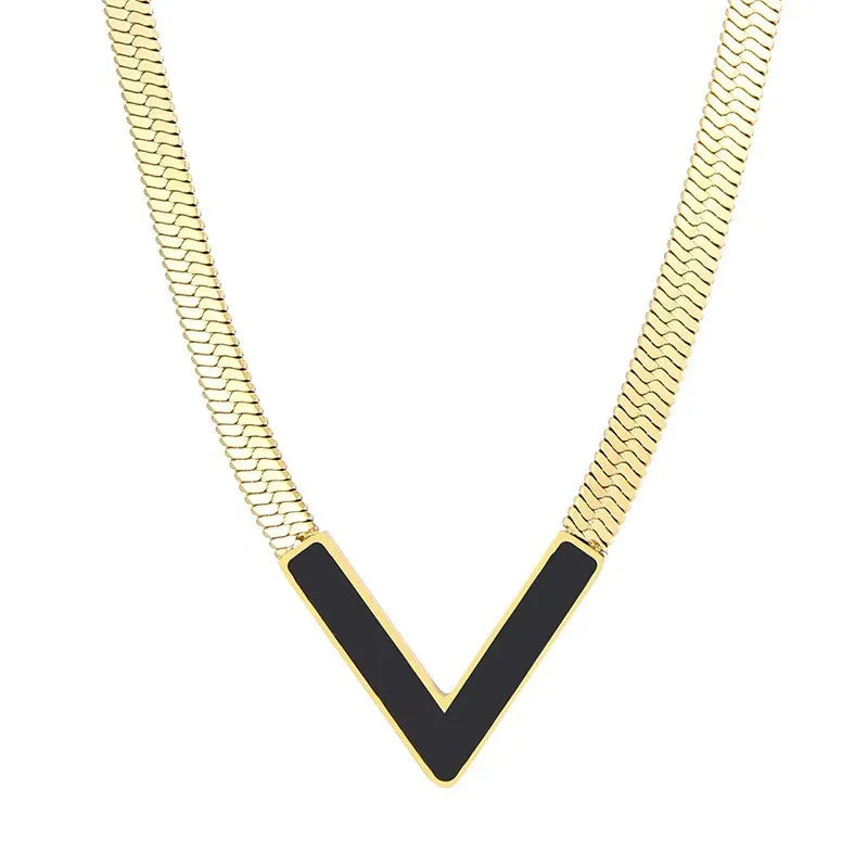 Halsschmuck für Frauen⎜ Vergoldete Schlangenkette mit modernem V-Anhänger für elegante Minimalistinnen