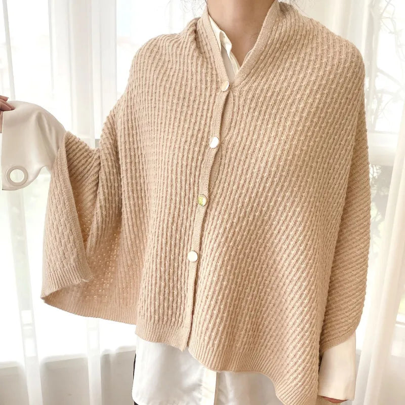 Strick-Umschlagtuch mit Knöpfen ⎜ Vielseitiger Winterschal für moderne Looks