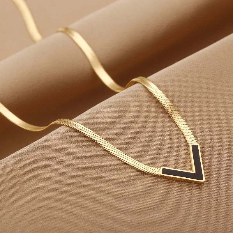 Halsschmuck für Frauen⎜ Vergoldete Schlangenkette mit modernem V-Anhänger für elegante Minimalistinnen