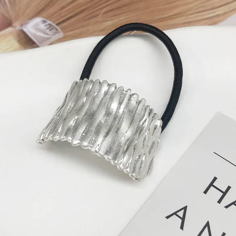 Haargummi mit Metall-Element für Damen ⎜ Stilvolles Zopfgummi in elegantem Design für Alltag und Büro-Looks