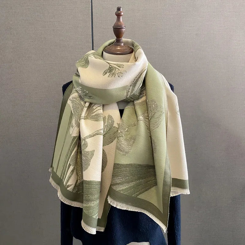 Floraler Schal mit Fransen ⎜ Weiches Damencape für Herbsttage und kühle Räume