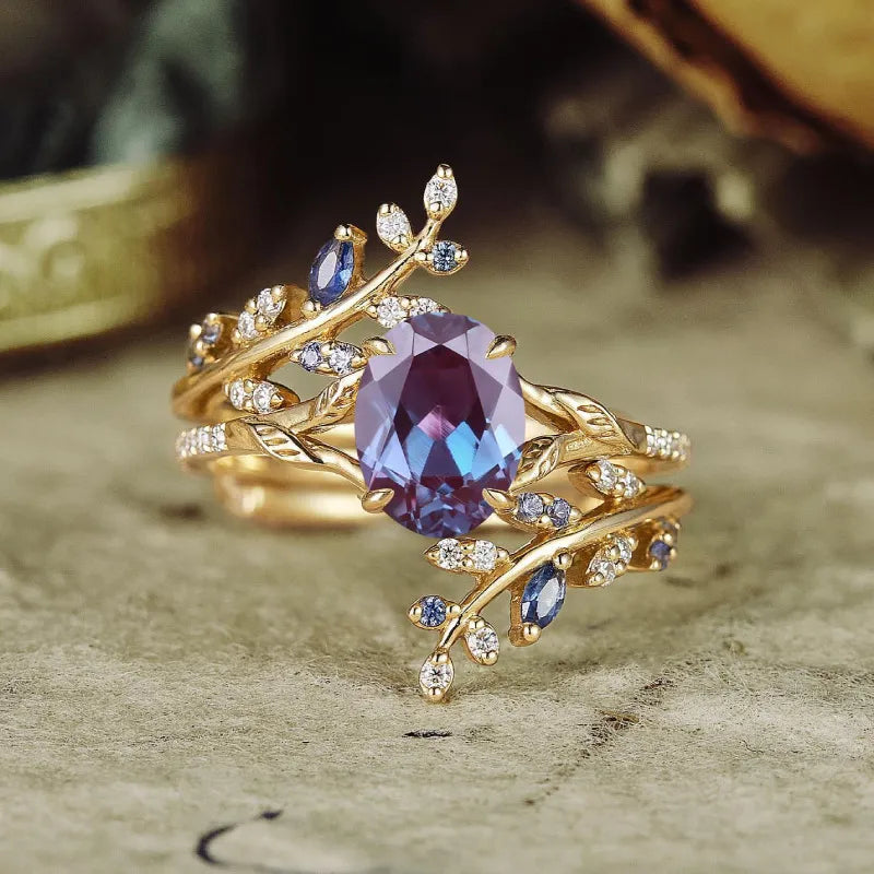 Zirkonia Damenring im Vintage-Stil ⎜ Vergoldeter Ring mit grünem Blätterdesign und funkelndem Mittelstein
