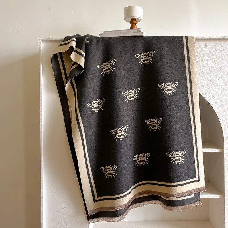 Modischer Oversize-Schal mit Bienenmuster ⎜ Kuscheliges Accessoire für trendige Wärme und Komfort