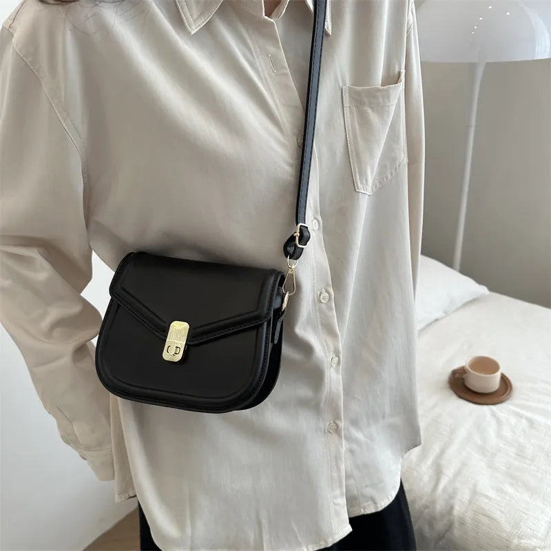 Damen Umhängetasche in Lederoptik ⎜ Kompakte Crossbody Bag mit Schnalle für Alltag und Freizeit