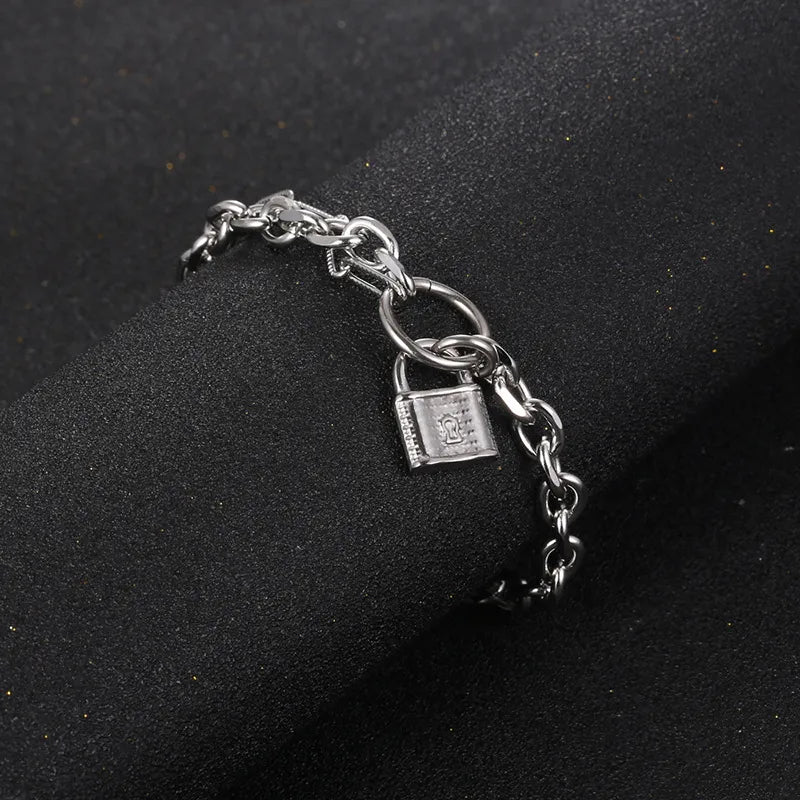 Besonderes Armband für Damen ⎜ Silberne Kette mit Vorhängeschloss im trendigen Look