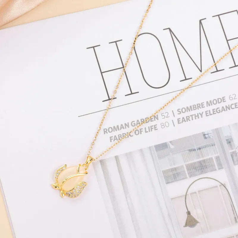 Elegante Kette für Damen ⎜ Goldene Kette mit weißem Blumenanhänger und Zirkonia für elegante Anlässe