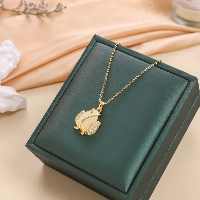 Elegante Kette für Damen ⎜ Goldene Kette mit weißem Blumenanhänger und Zirkonia für elegante Anlässe