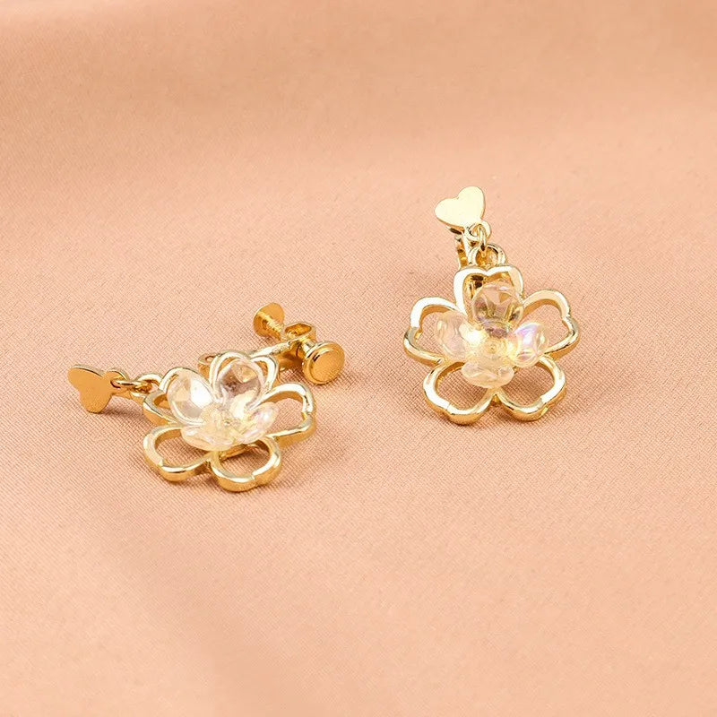 Florale Ohraccessoires mit Anhänger ⎜ Vergoldetes Blütendesign für verspielte, feminine Looks