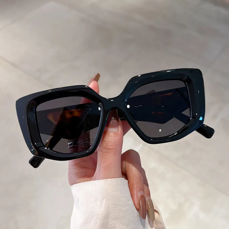 Auffällige Damen-Sonnenbrille im Statement-Look ⎜ Individuell gestylt mit UV-Schutz