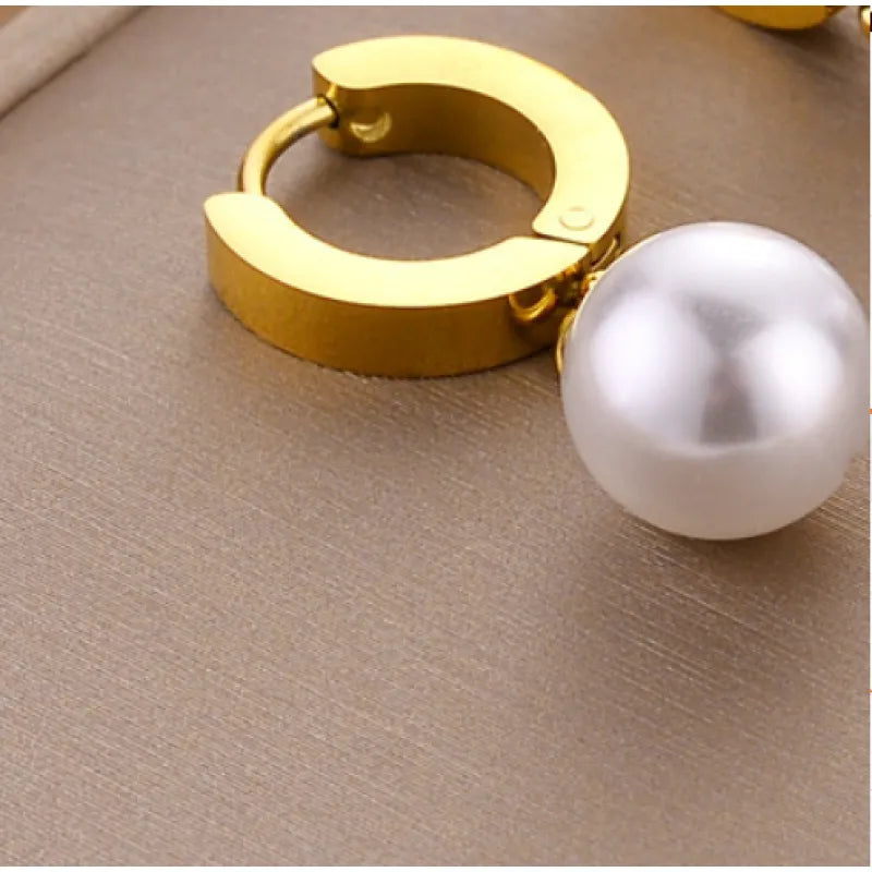 Goldene Perlenohrringe für Damen ⎜ Filigranes Design mit weißen Perlen für elegante Tage