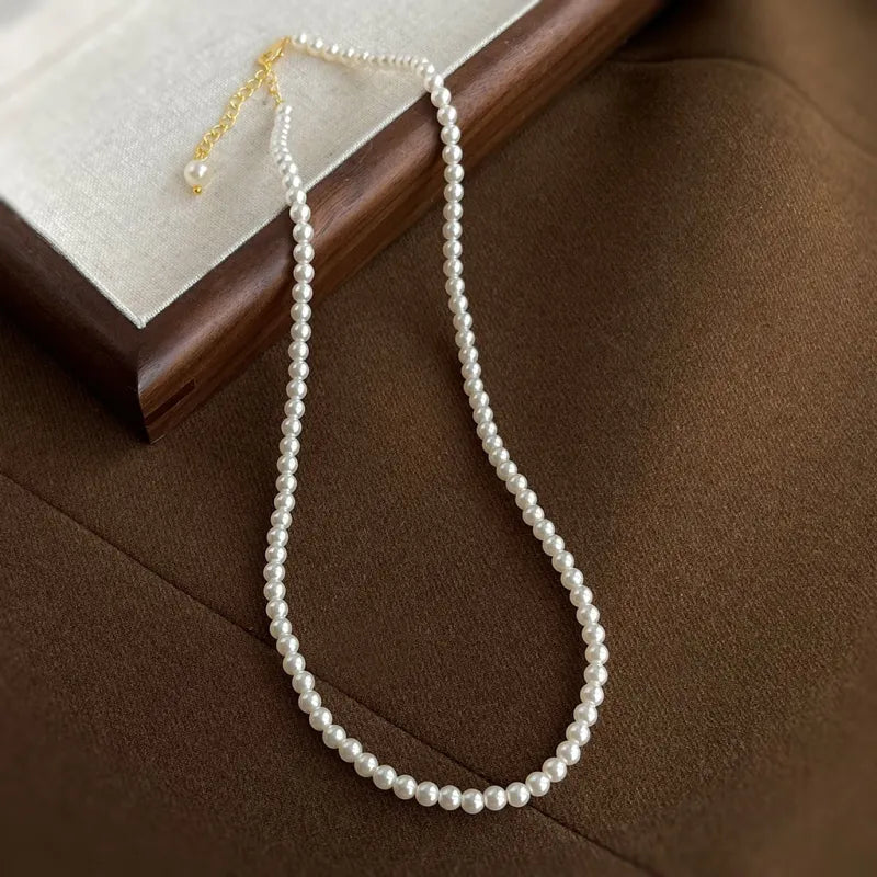 Elegante Damenkette mit weißen Perlen ⎜ Handgefertigte Rundperlenkette für zeitlose Eleganz im Alltag