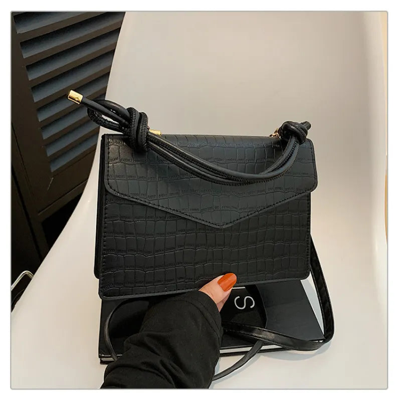 Klassische Umhängetasche für Damen ⎜ Kompakte Tasche in Kroko-Optik mit Griff für stilvolle Outfits