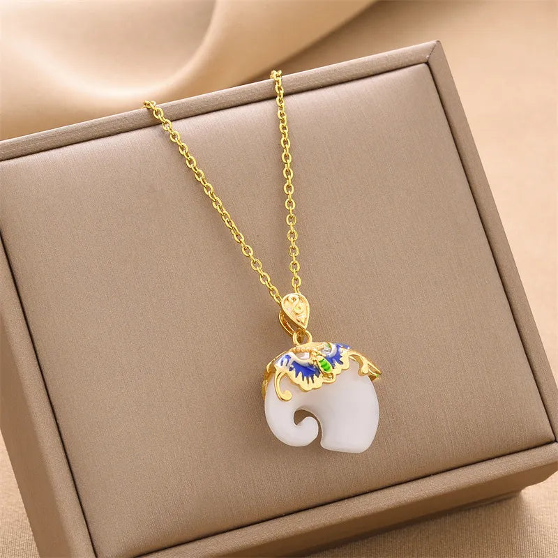 Verspielte Kette für Damen ⎜ Goldene Kette mit weißem Elefantenanhänger und Emaille-Details für besondere Anlässe