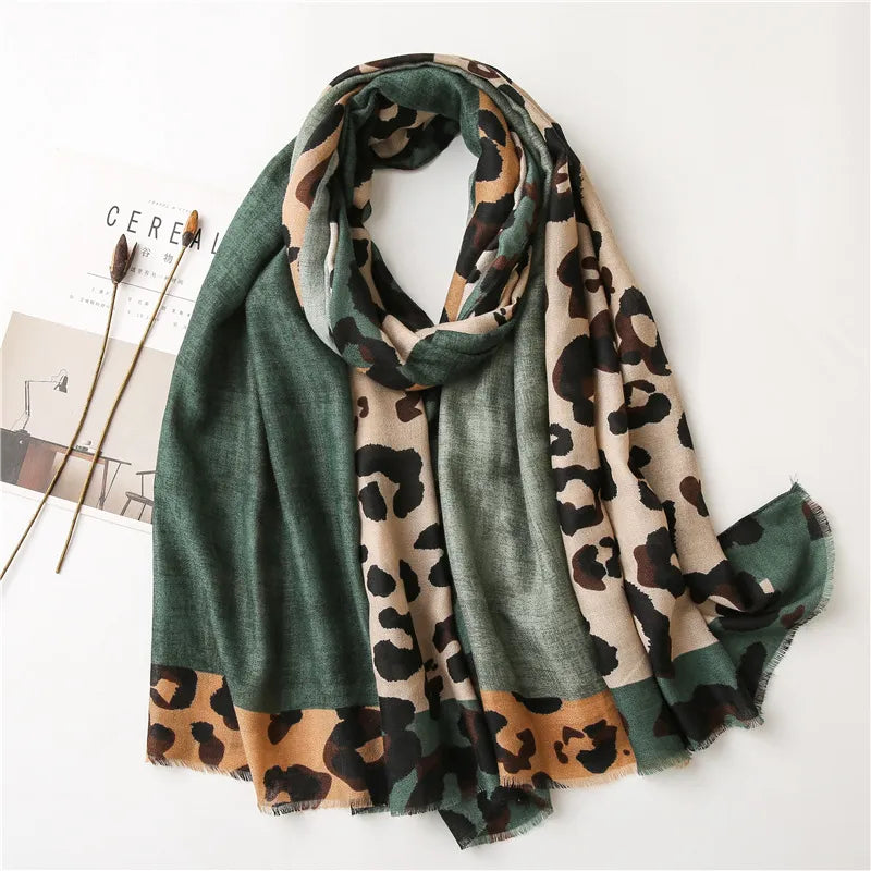 Leoparden-Schal mit Fransen für Damen ⎜ Vielseitiges Accessoire für herbstliche Outfits und leichten Sonnenschutz
