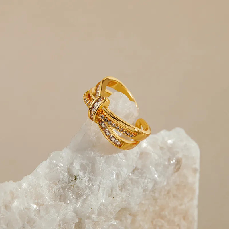 Ring in Goldoptik mit Zirkonia ⎜ Verstellbarer Bandring mit elegantem Schleifen-Design für stilvolle Auftritte