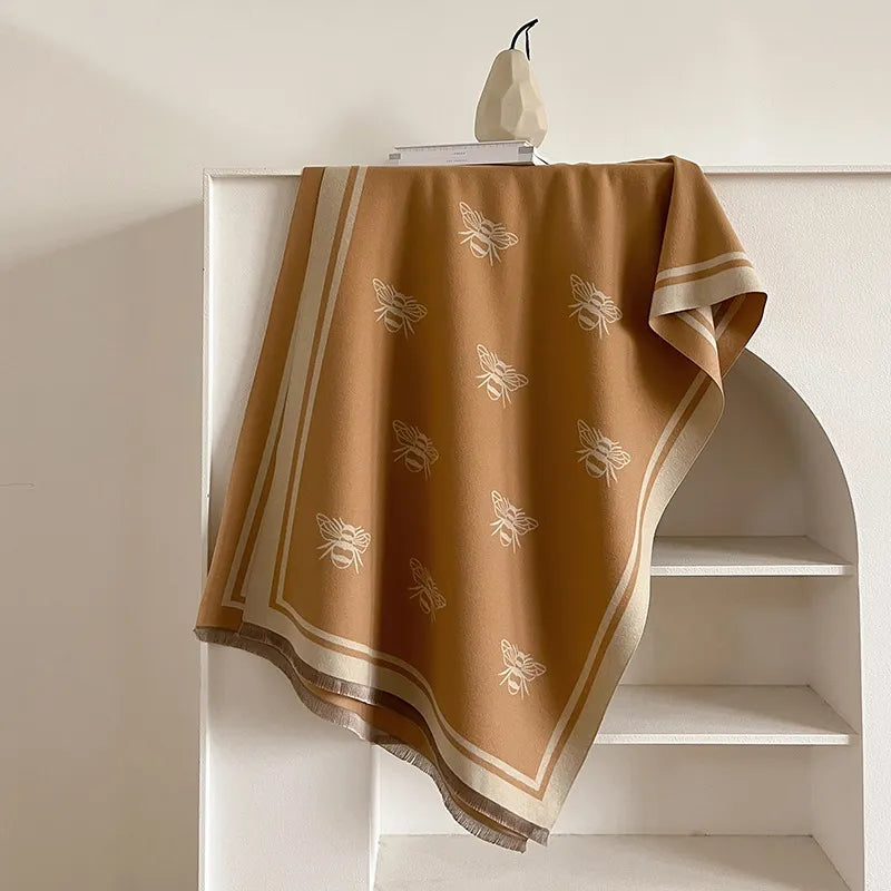 Modischer Oversize-Schal mit Bienenmuster ⎜ Kuscheliges Accessoire für trendige Wärme und Komfort