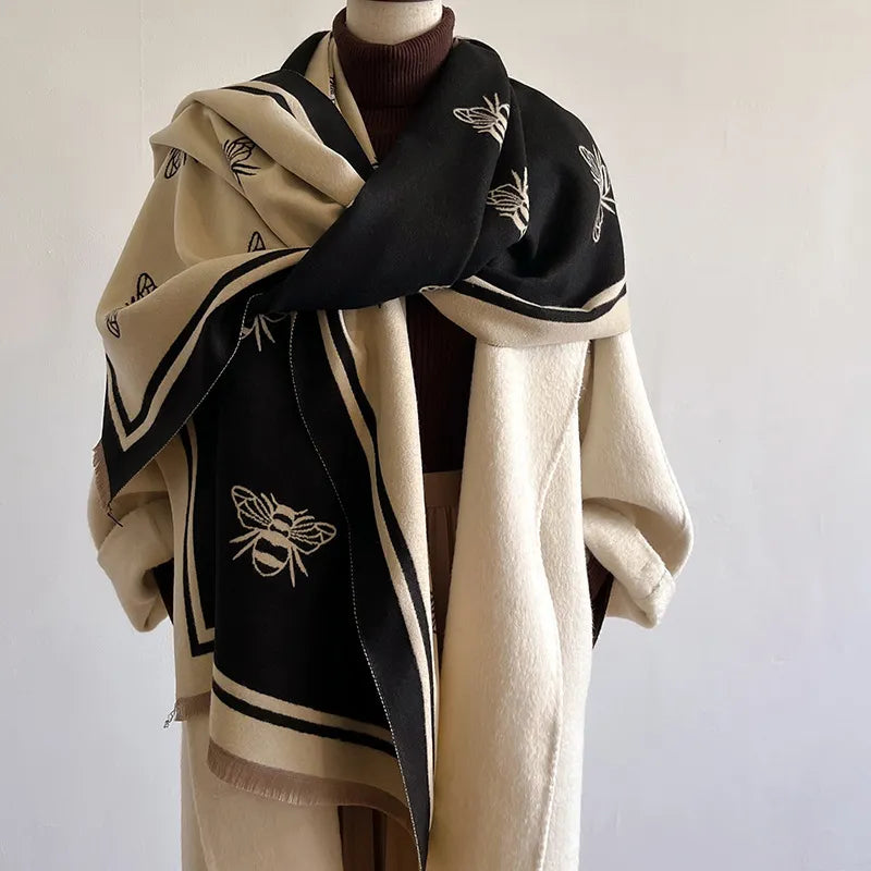 Modischer Oversize-Schal mit Bienenmuster ⎜ Kuscheliges Accessoire für trendige Wärme und Komfort