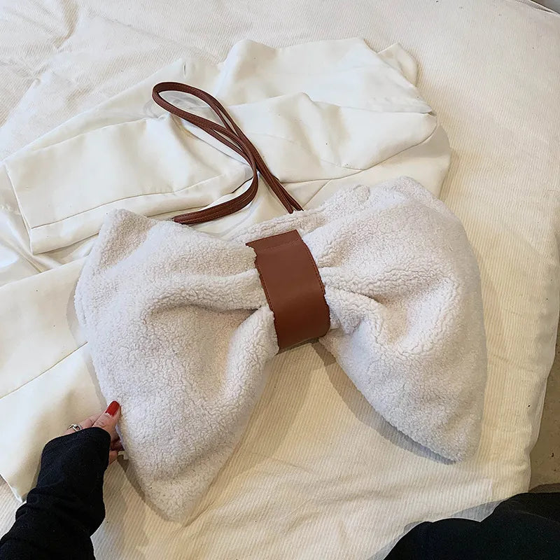 Umhängetasche mit Schleife ⎜ Lässige Tragetasche mit Stoffstruktur für kreative Freizeit-Looks