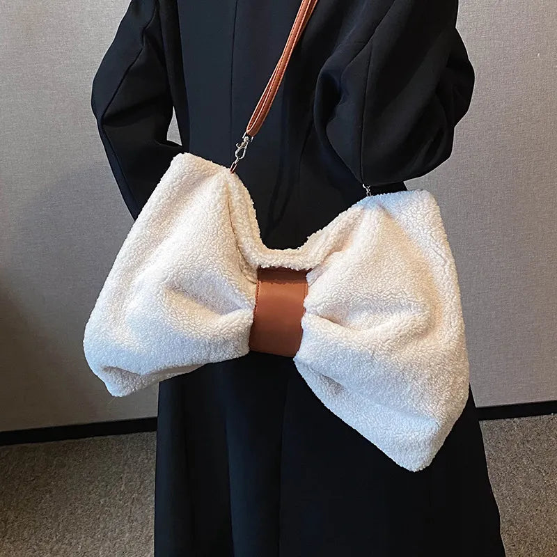 Umhängetasche mit Schleife ⎜ Lässige Tragetasche mit Stoffstruktur für kreative Freizeit-Looks