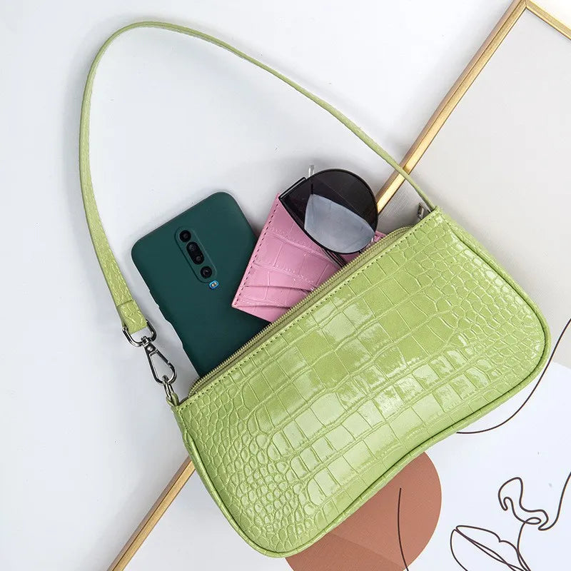 Umhängetasche für Damen ⎜ Glänzende Schultertasche in Kroko-Optik für modische Outfits und Freizeit